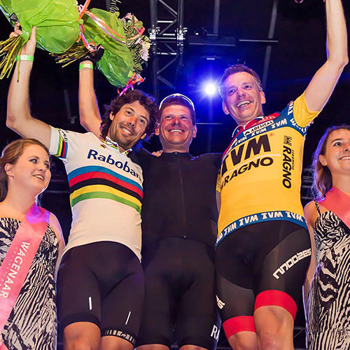 KCC Custom Teamkleding Rob Kleinsman op het podium met Oscar Freire en Jan Ullrich in de Nacht van Hengelo